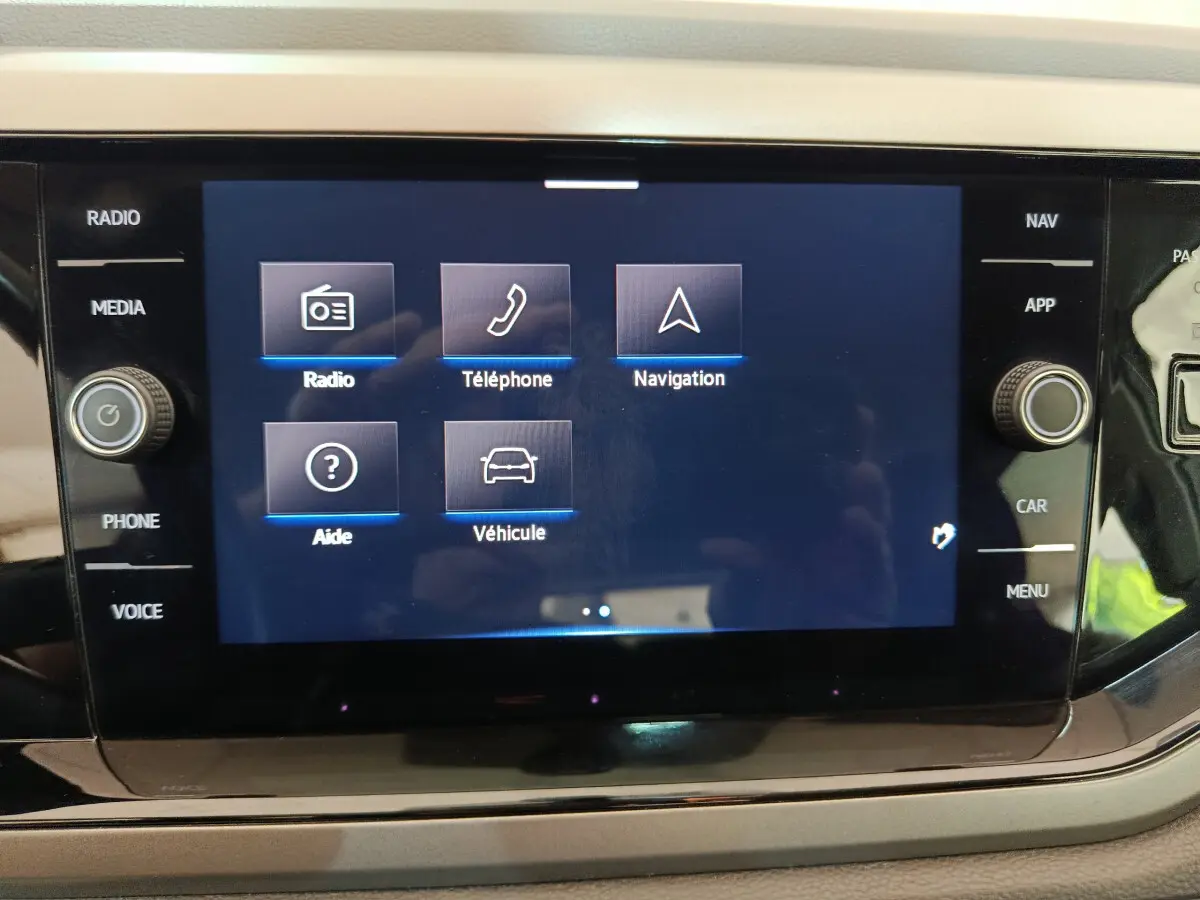 Écran tactile central affichant les options radio, téléphone, navigation et véhicule dans une Volkswagen Polo 2020.