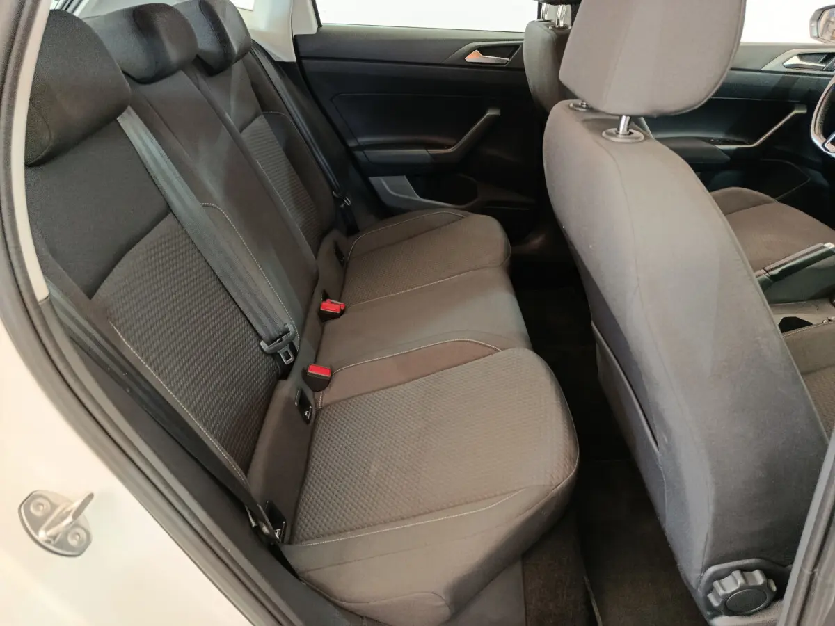 Vue intérieure côté gauche sur la banquette arrière grise d'une Volkswagen Polo blanche 2020.