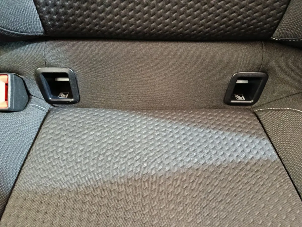 Détail de la banquette arrière noire de la Volkswagen Polo 2020 avec fixations Isofix visibles.