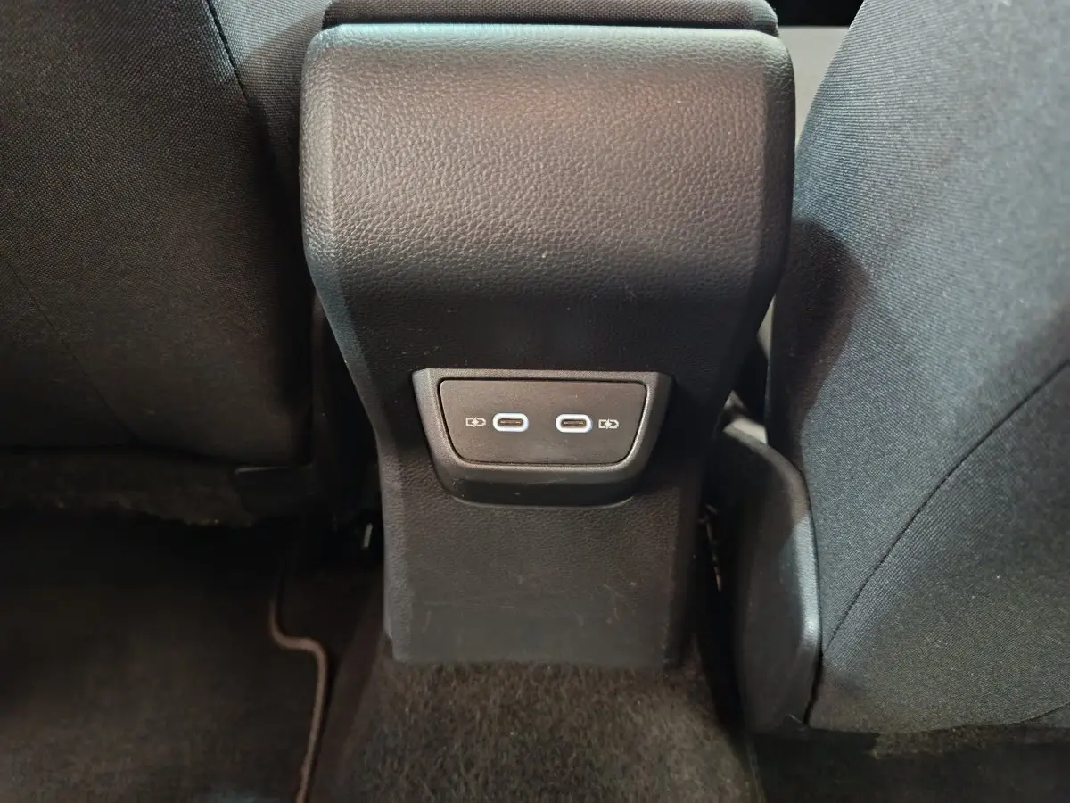Prise USB double vue en gros plan à l'arrière des sièges noirs d'une Volkswagen Polo blanche 2020.