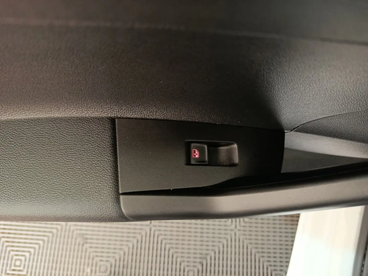 Gros plan sur le bouton de verrouillage des portes dans l'intérieur noir d'une Volkswagen Polo blanche 2020.