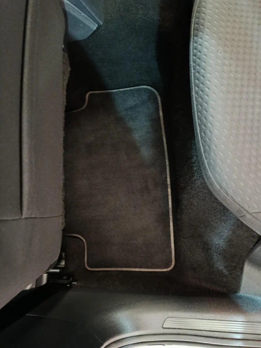Vue rapprochée du tapis de sol noir côté droit à l'arrière d'une Volkswagen Polo blanche de 2020.