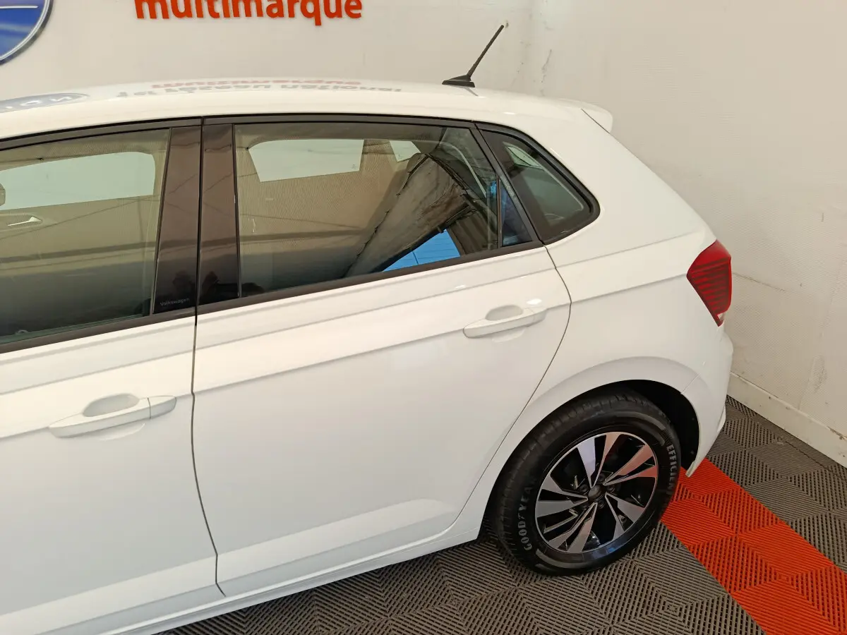 Vue latérale droite d'une Volkswagen Polo blanche 2020 avec jantes alliage et vitres teintées.