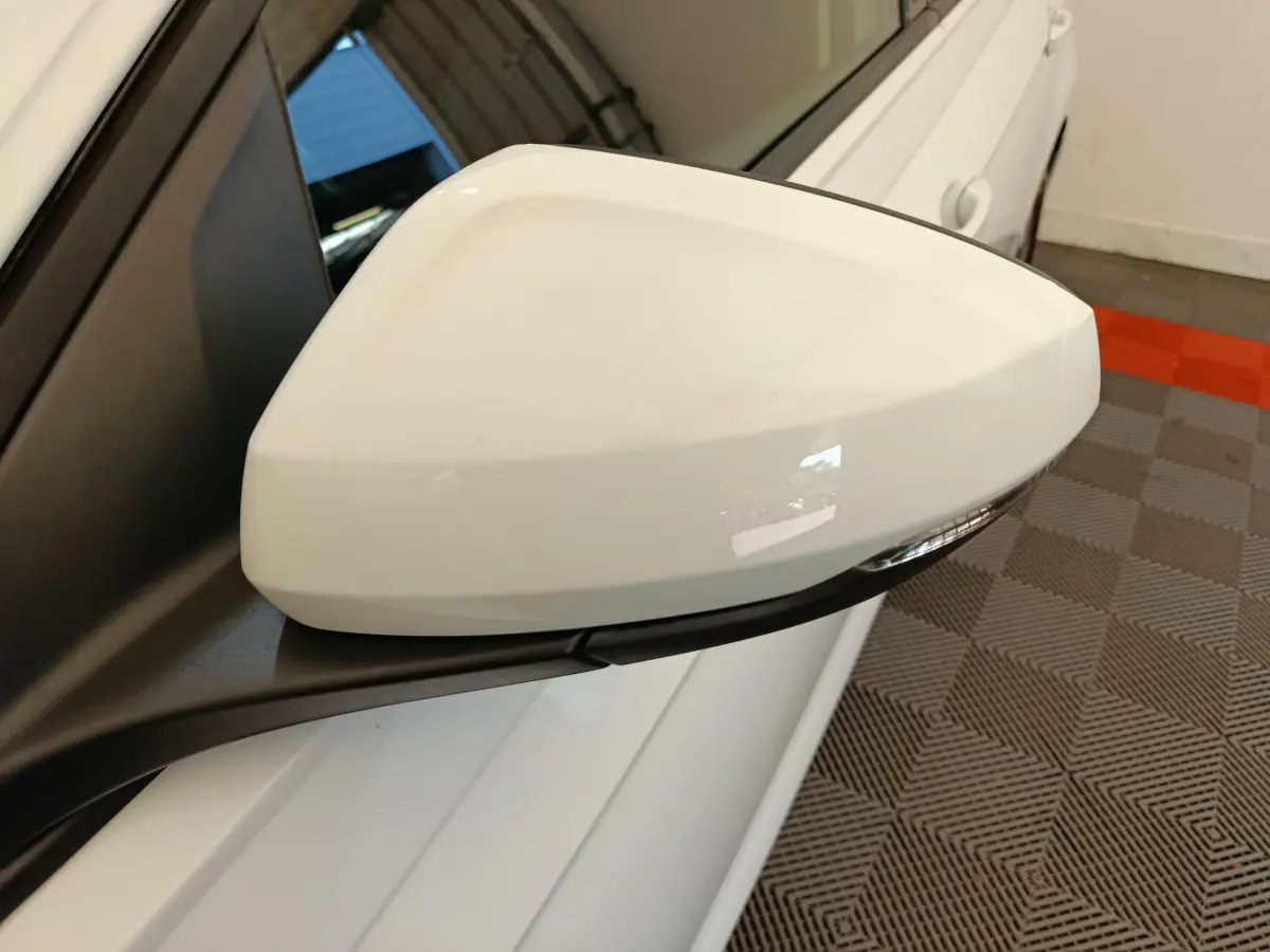 Rétroviseur côté gauche blanc de la Volkswagen Polo 1.0 TSI 95 Lounge Business 2020 avec clignotant intégré.