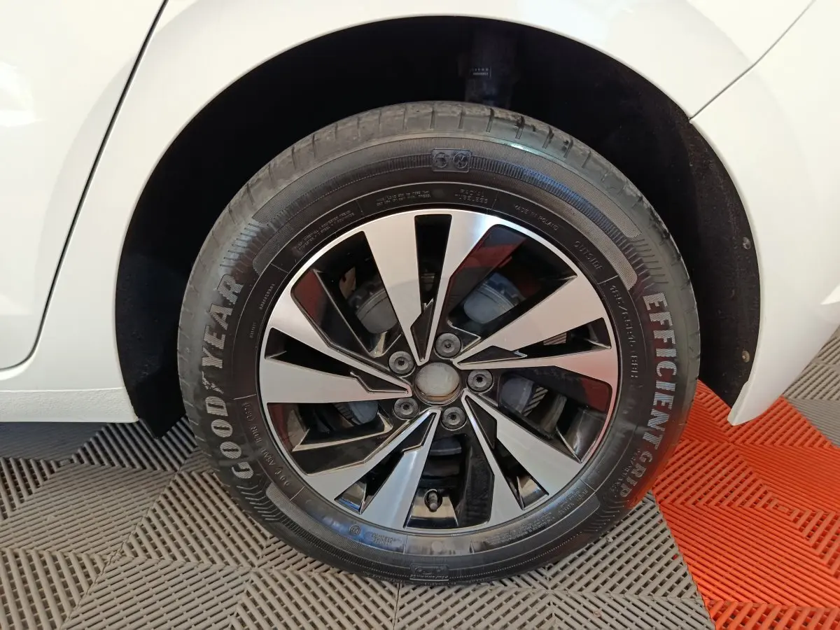 Gros plan sur la roue arrière droite d'une Volkswagen Polo blanche de 2020, avec pneu Efficient Grip visible.