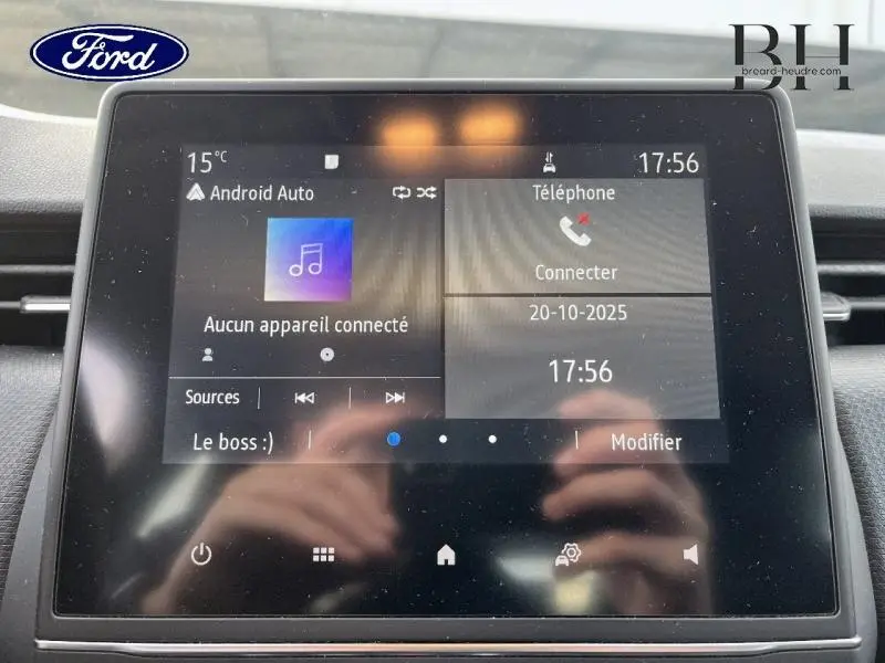 Écran tactile du système multimédia dans l'habitacle d'une Renault Clio gris platine, affichant Android Auto et téléphone.