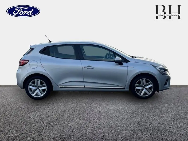Profil côté gauche d'une Renault Clio 1.0 TCe 100ch Business gris platine avec jantes alliage et poignées ton carrosserie.