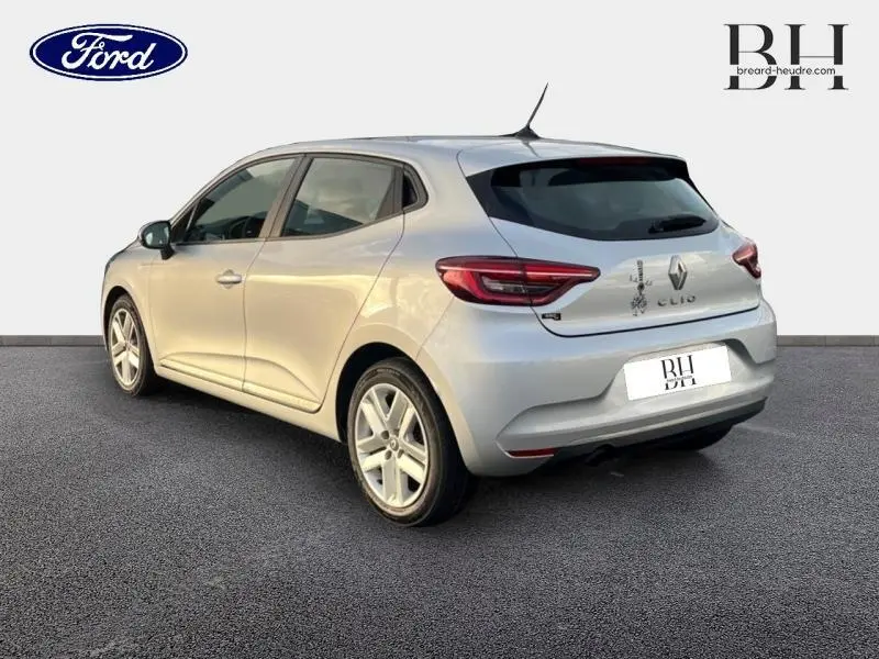 Renault Clio gris platine vue 3/4 arrière droit, avec feux LED et becquet arrière distinctifs.