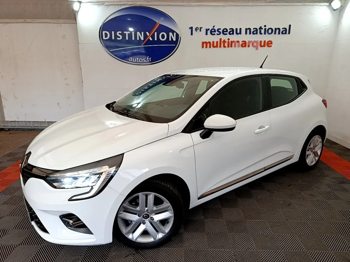 Renault Clio Business Blue dCi 85 blanche vue 3/4 avant droit avec phares LED allumés en intérieur showroom.