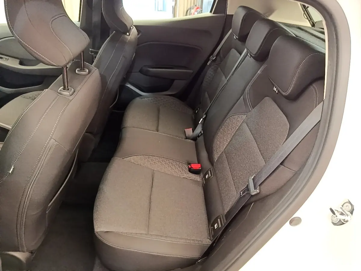 Vue intérieure côté droit sur la banquette arrière noire du Renault Clio Business Blue dCi 85 blanc de 2020.