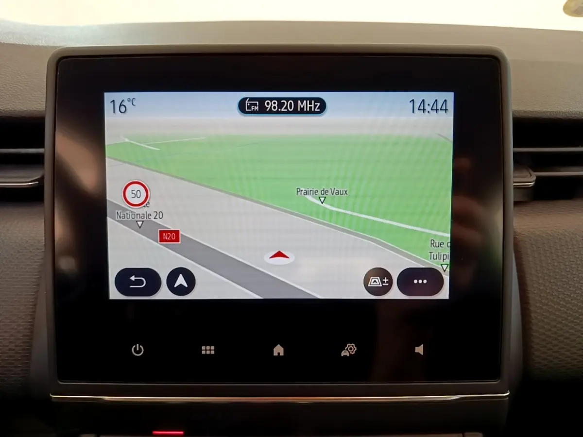 Écran tactile central du tableau de bord de la Renault Clio Business Blue dCi 85, affichant la navigation GPS.