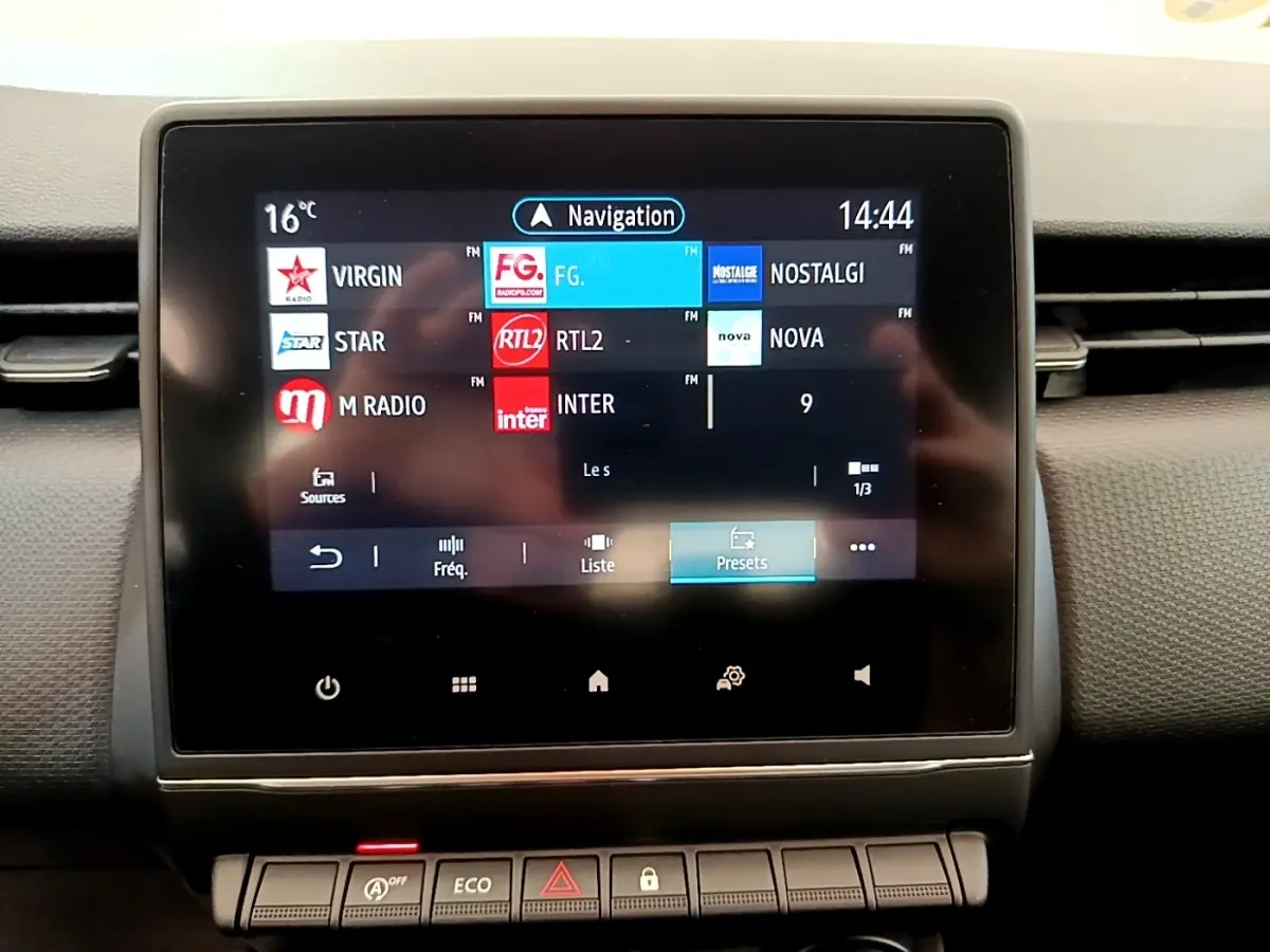 Écran tactile central de la Renault Clio Business Blue dCi 85 2020 affichant les stations radio avec tableau de bord noir.