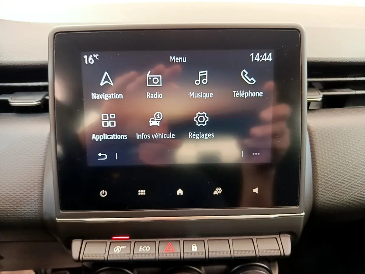 Écran tactile central affichant le menu multimédia dans l’habitacle du Renault Clio Business Blue dCi blanc, vue de face.