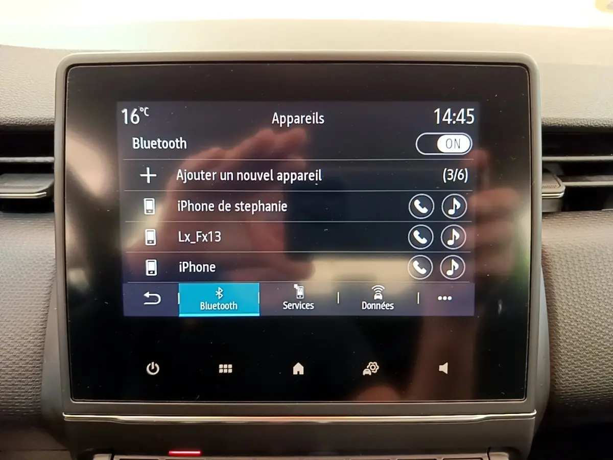 Écran tactile central affichant les connexions Bluetooth dans l’habitacle d’une Renault Clio blanche de 2020.