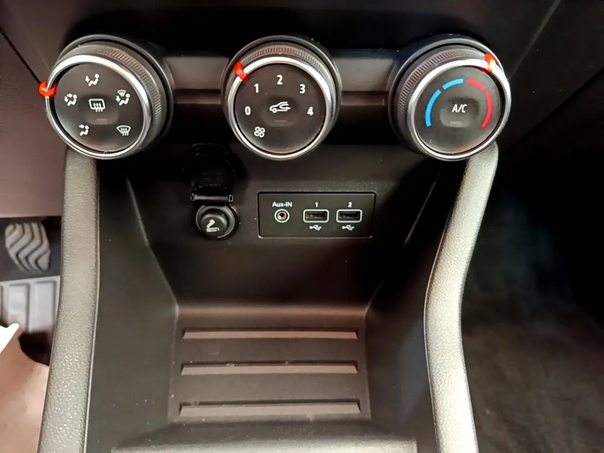 Vue rapprochée du tableau de commande de climatisation et des ports USB d'une Renault Clio Business Blue dCi 85.