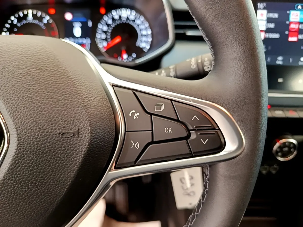 Gros plan sur le côté droit du volant cuir de la Renault Clio Business Blue dCi 85 avec commandes multifonctions.