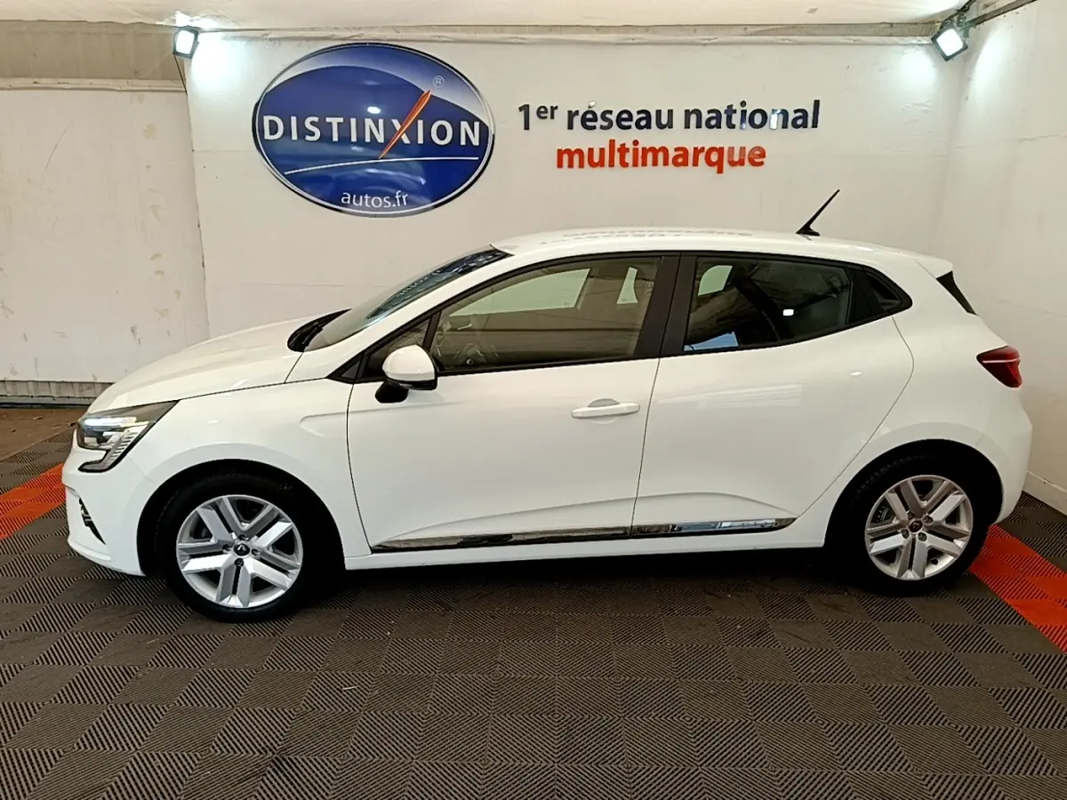 Profil droit d'une Renault Clio Business Blue dCi 85 blanche de 2020, avec jantes alliage et rétroviseurs blancs.