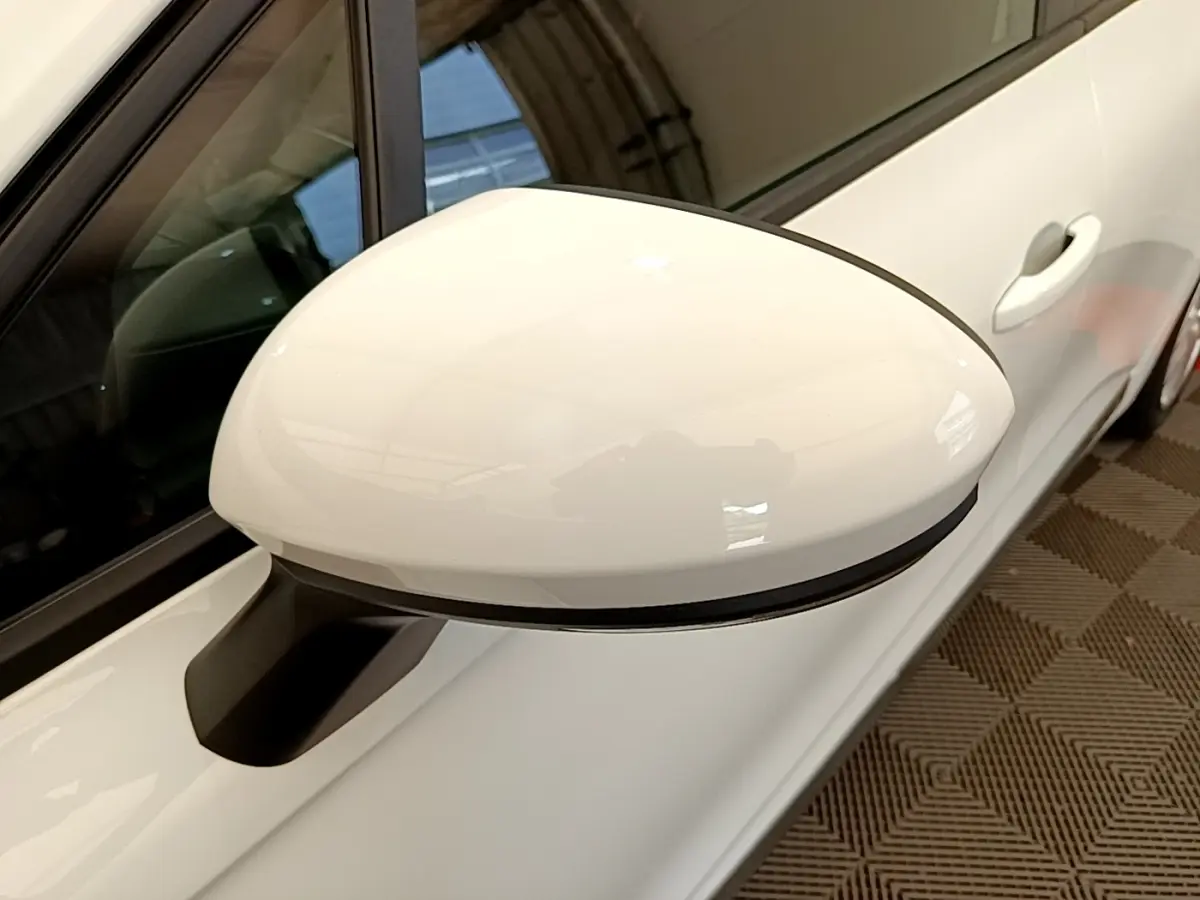 Gros plan sur le rétroviseur droit blanc d’une Renault Clio Business Blue dCi 85 de 2020, vue côté extérieur.