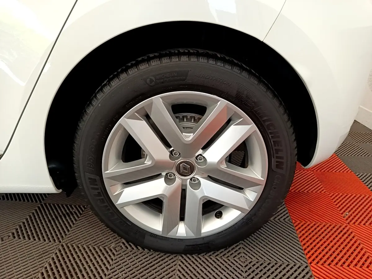 Gros plan sur la roue arrière droite blanche d’une Renault Clio Business Blue dCi 85 avec jante alliage et pneu Michelin.