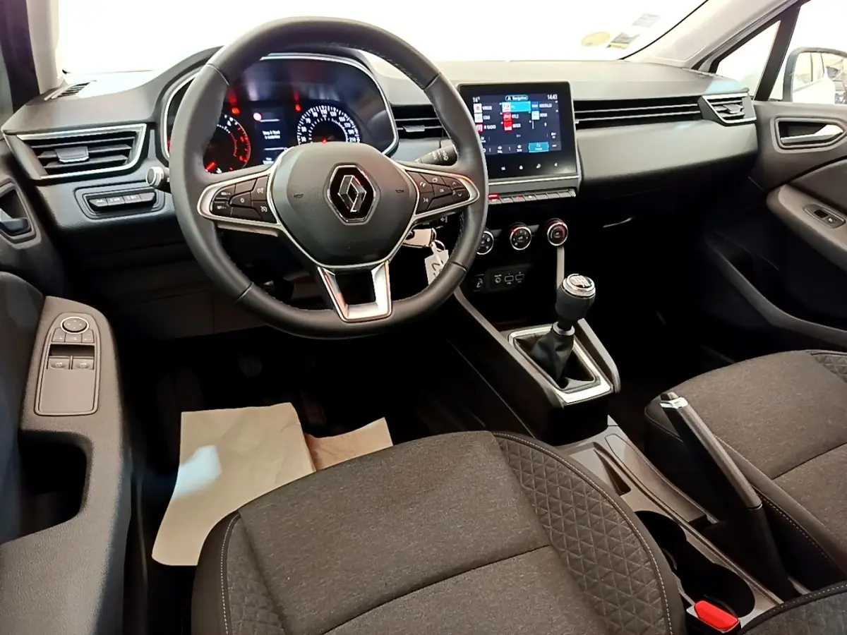 Vue intérieure avant de la Renault Clio Business Blue dCi 85 2020, volant cuir, tableau de bord avec écran tactile et boîte manuelle.