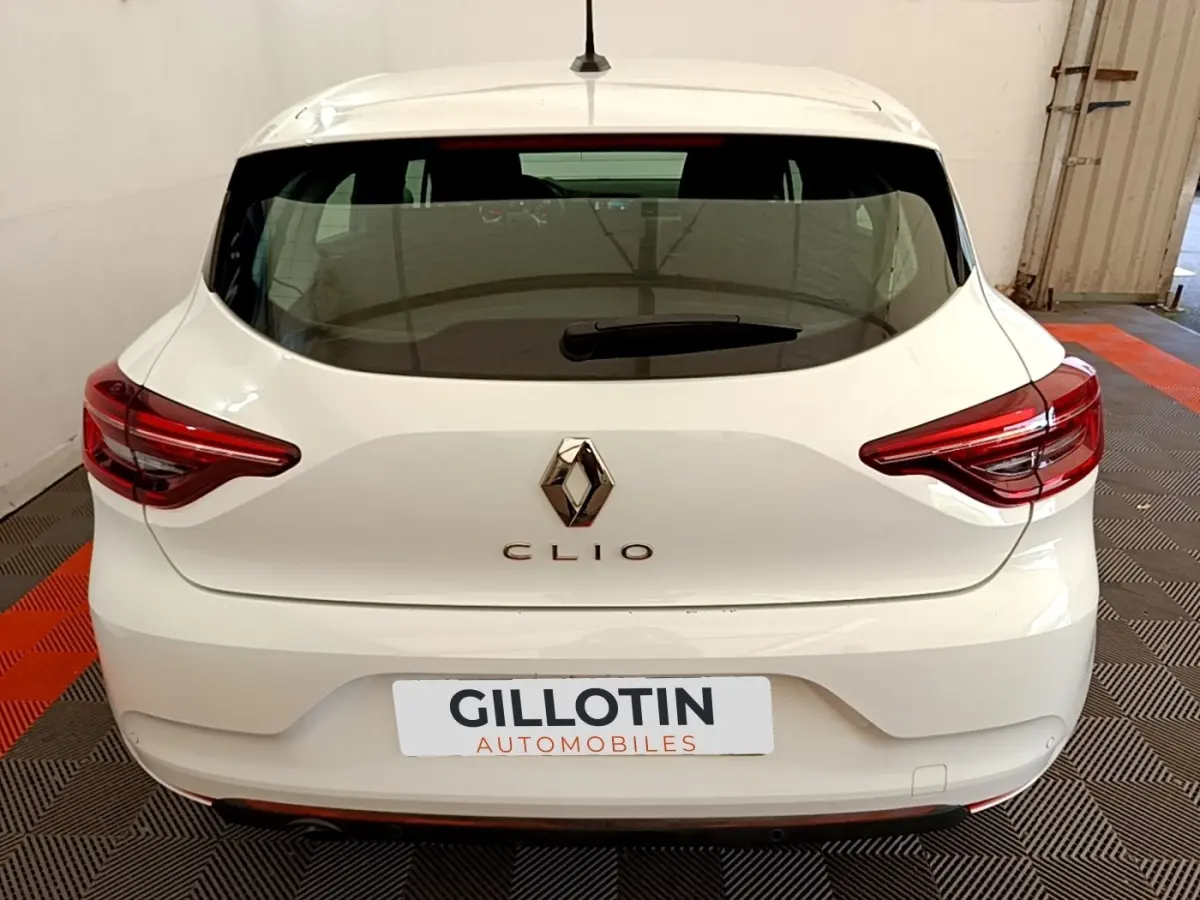 Vue arrière d’une Renault Clio Business Blue dCi 85 blanche, avec feux arrière LED et logo chromé bien visible.