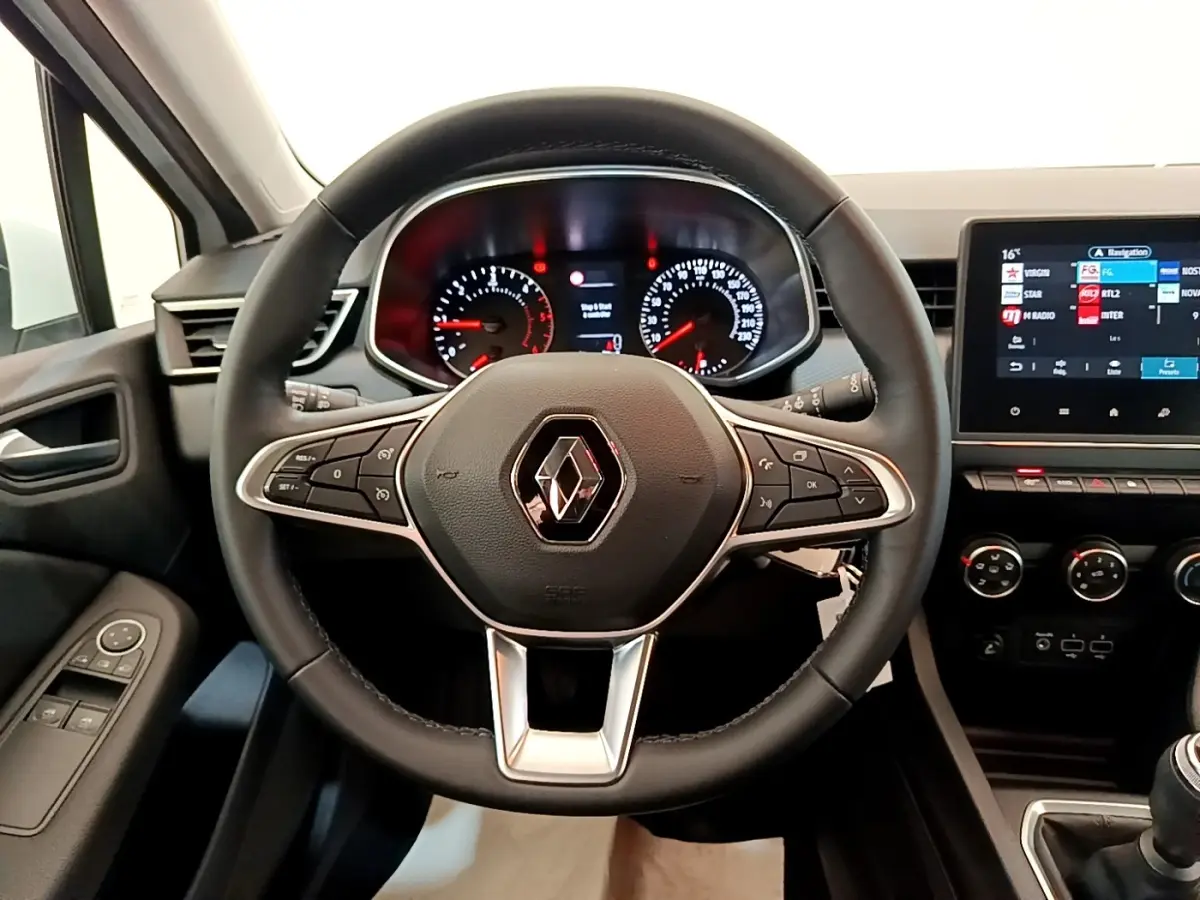 Vue intérieure centrée sur le volant cuir noir de la Renault Clio 2020 avec tableau de bord et écran tactile couleur.