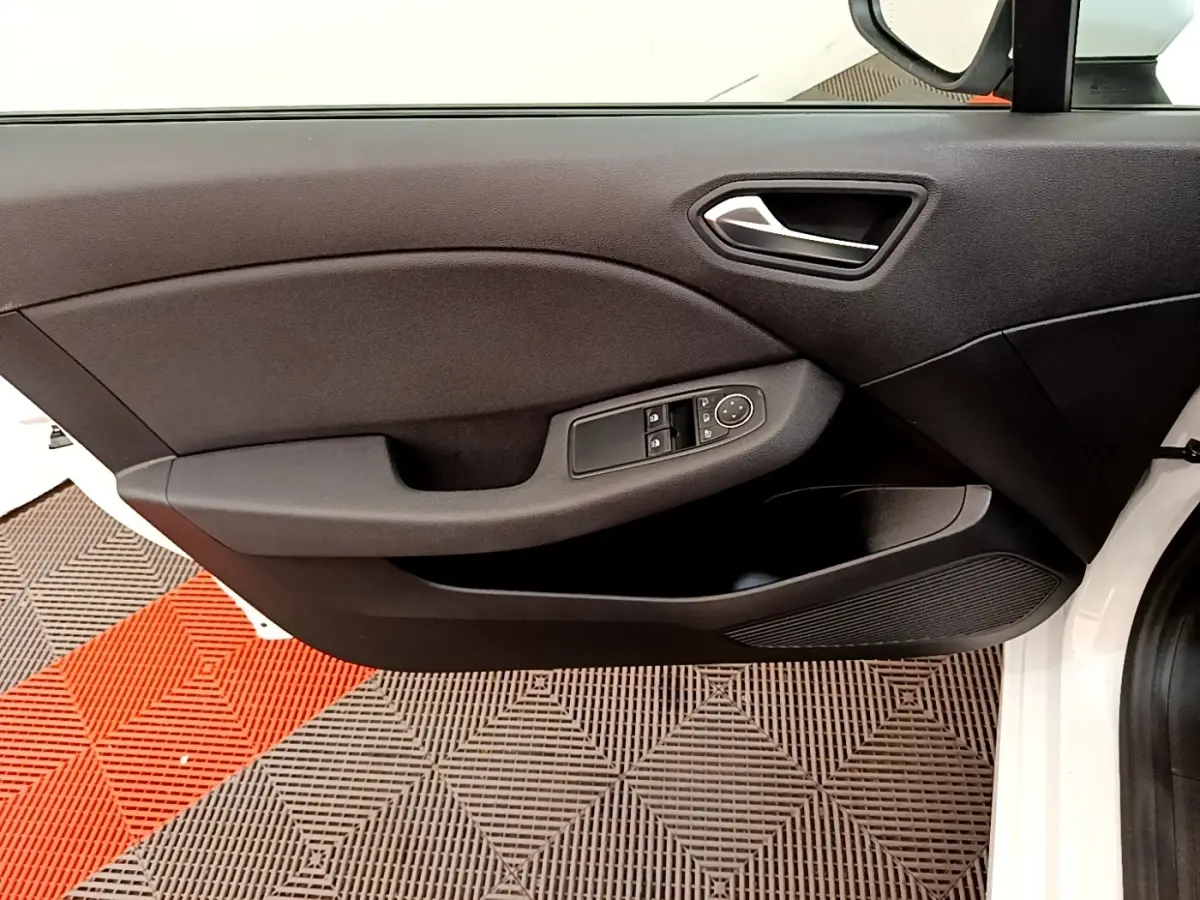Vue rapprochée de la porte avant gauche blanche de la Renault Clio Business Blue dCi 85 avec commandes électriques.