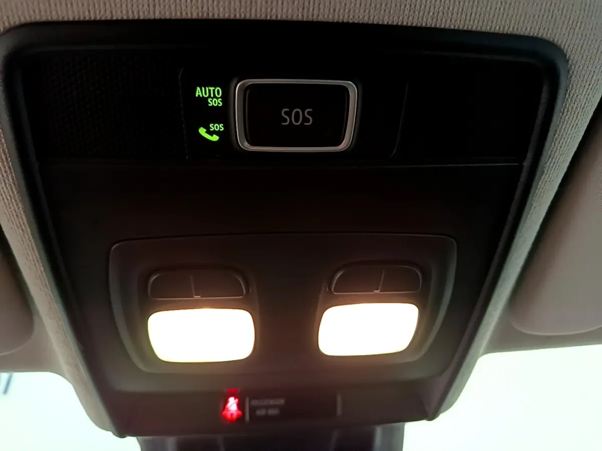 Plafonnier intérieur avec bouton SOS éclairé et lampes de lecture allumées dans une Renault Clio Business Blue dCi 85 blanche.