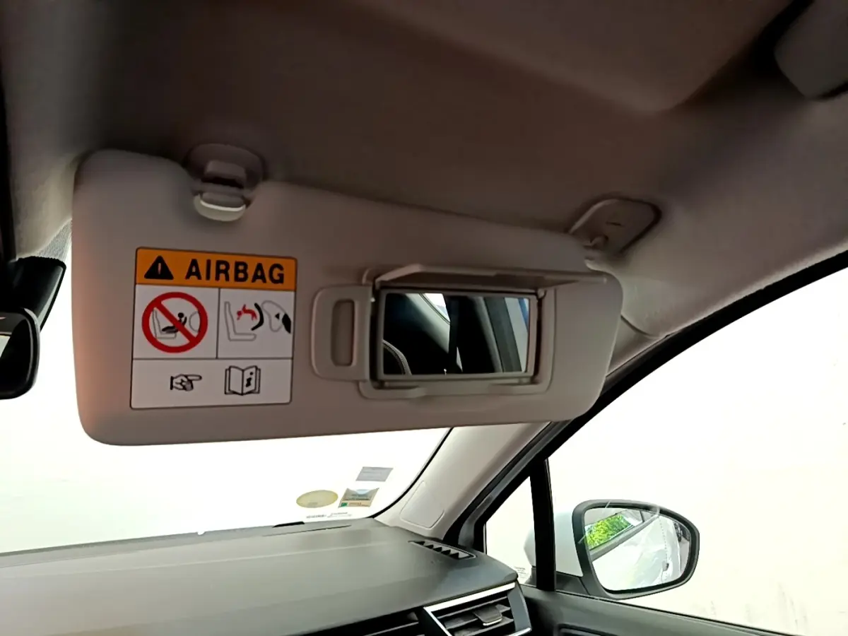 Intérieur Renault Clio Business Blue dCi 85 2020, vue sur pare-soleil côté conducteur avec miroir et tableau de bord noir.