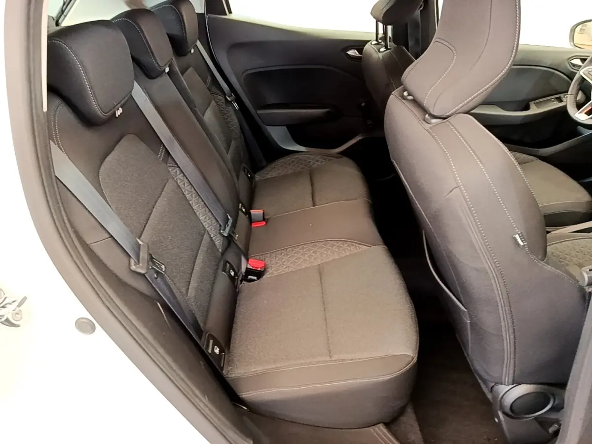 Vue intérieure côté gauche montrant la banquette arrière noire de la Renault Clio Business Blue dCi 85 blanche de 2020.