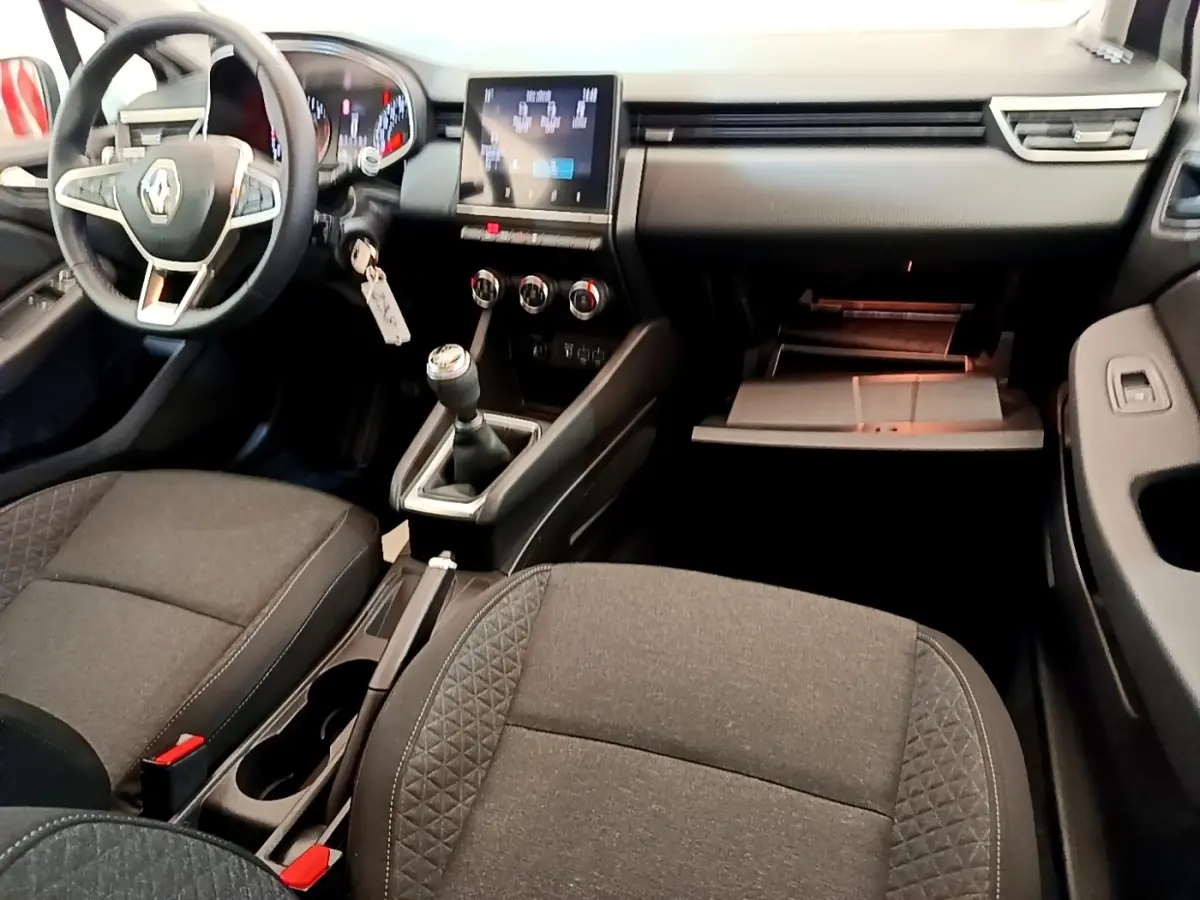 Vue intérieure avant de la Renault Clio Business Blue dCi 85 2020, volant cuir, écran tactile central, sièges tissu gris.