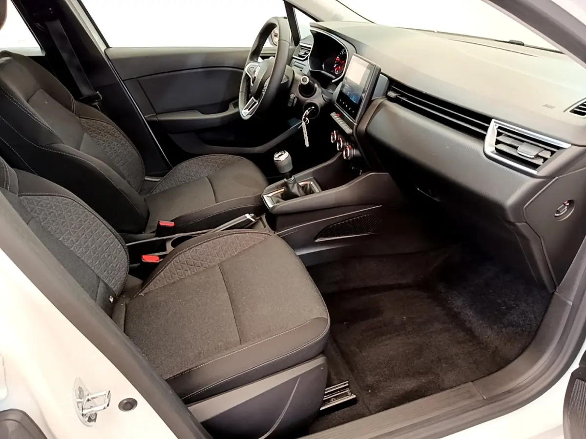 Vue intérieure côté passager avant de la Renault Clio Business Blue dCi 85 2020, sièges noirs et tableau de bord moderne.