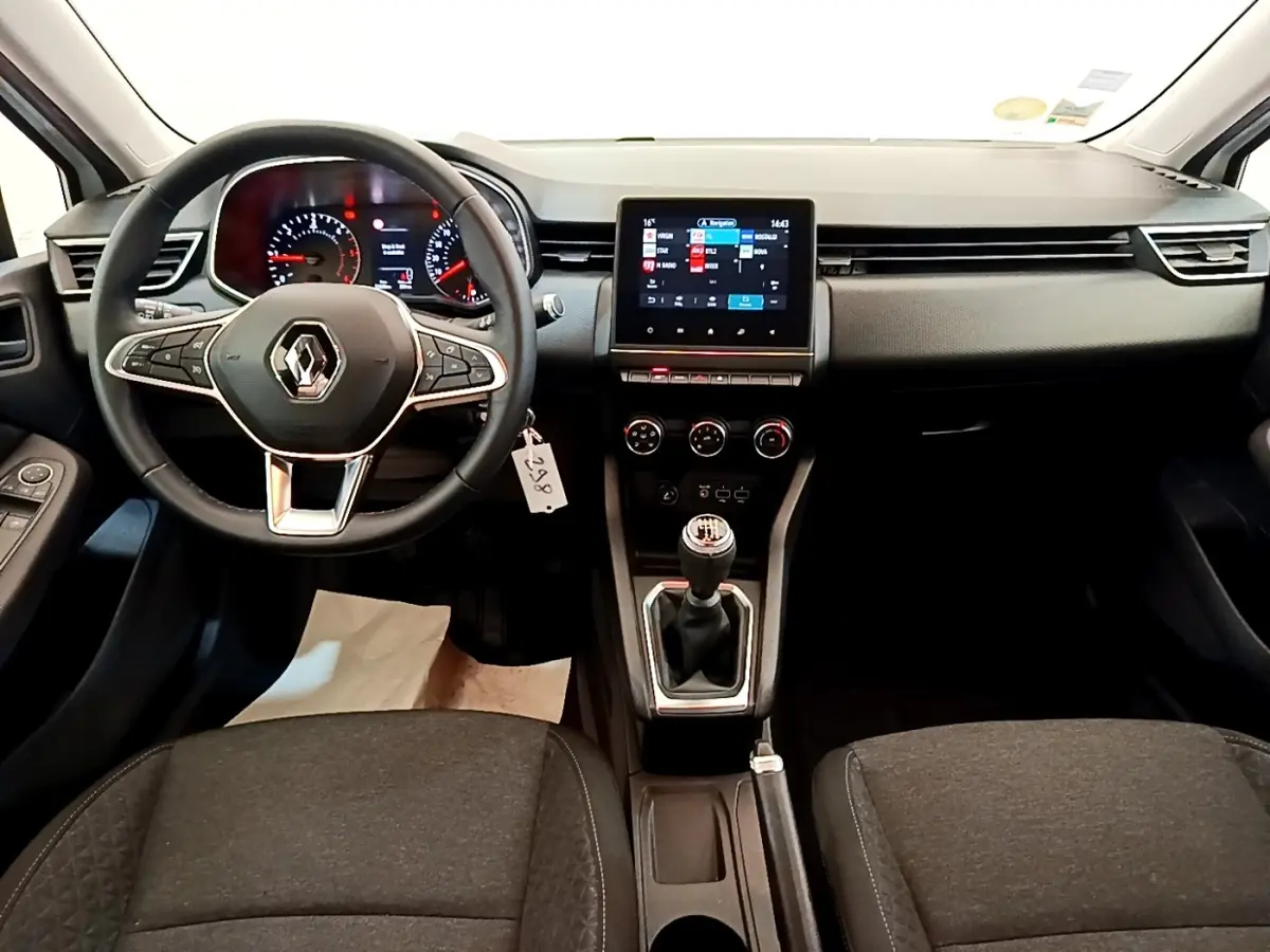 Intérieur noir de la Renault Clio Business 2020, vue frontale sur le volant, tableau de bord et écran tactile central.