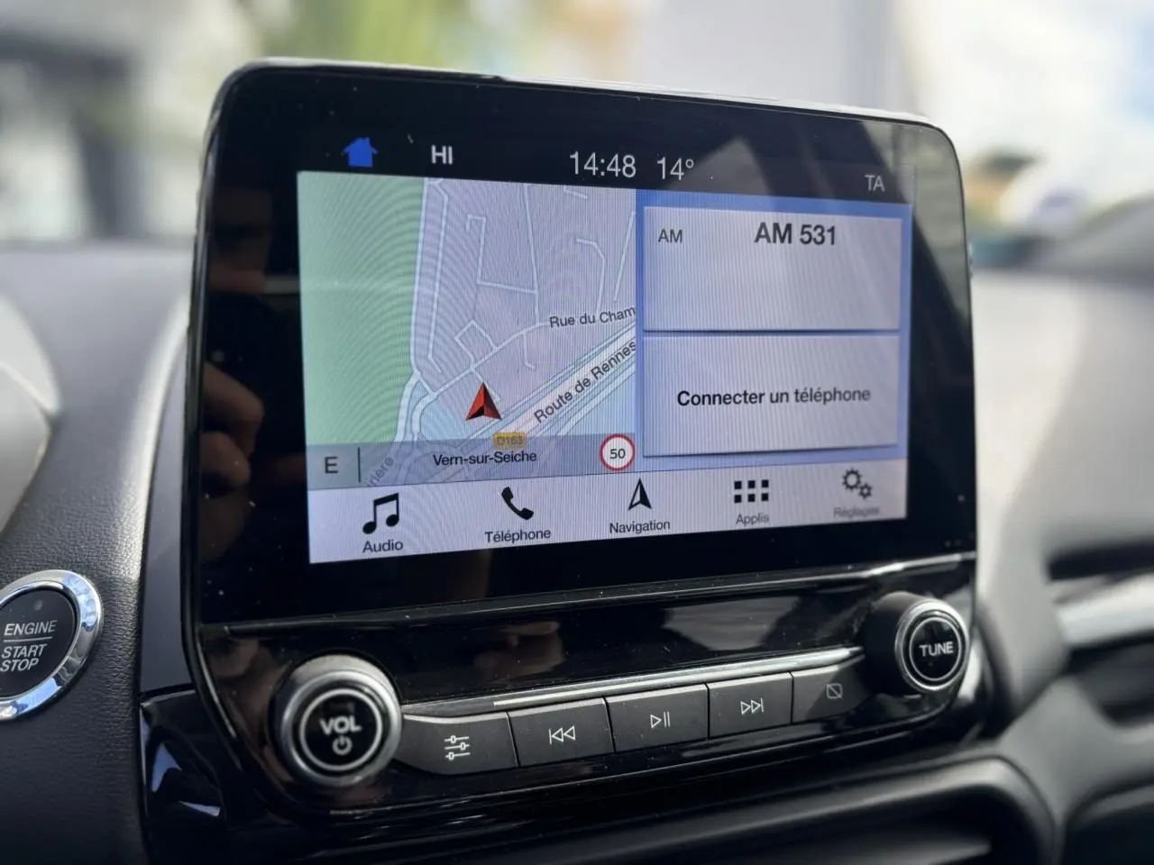 Écran tactile GPS SYNC 3 du Ford EcoSport 2019 affichant une carte et options multimédia, vue intérieure rapprochée.