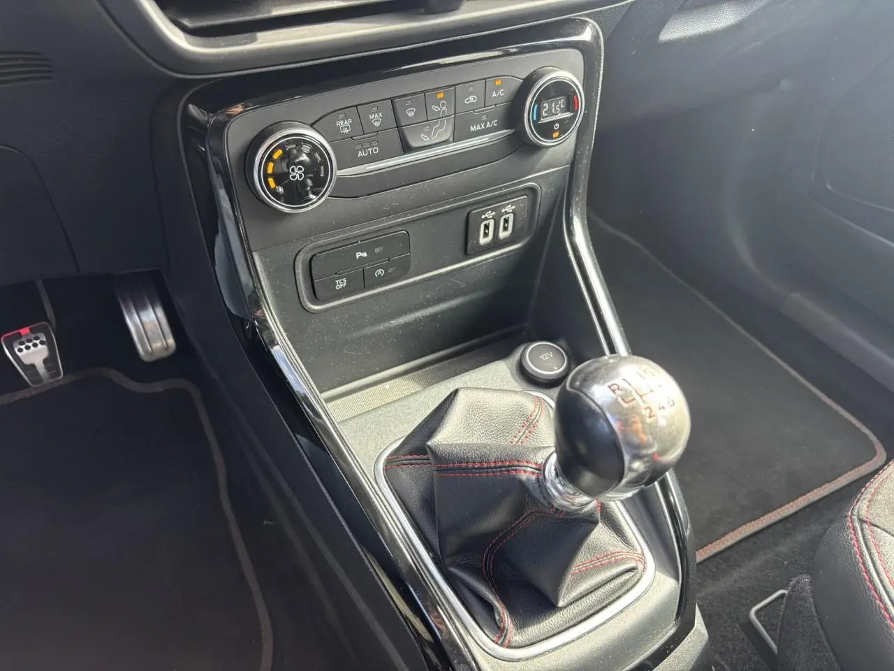 Gros plan sur la console centrale et levier de vitesse manuel cuir noir avec surpiqûres rouges du Ford EcoSport ST-Line 2019.