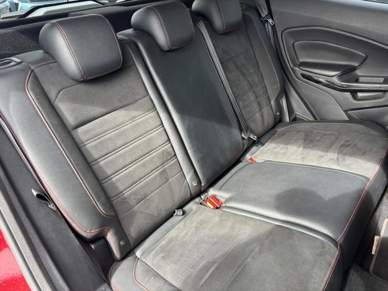 Vue intérieure des sièges arrière en cuir et tissu noir avec surpiqûres rouges du Ford EcoSport rouge ST-Line 2019.