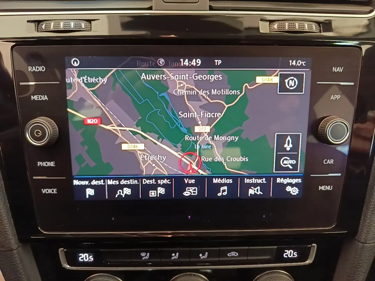 Écran tactile de navigation 8 pouces de la Volkswagen Golf 1.0 TSI 115 BVM6 IQ.DRIVE, vue intérieure centrée.