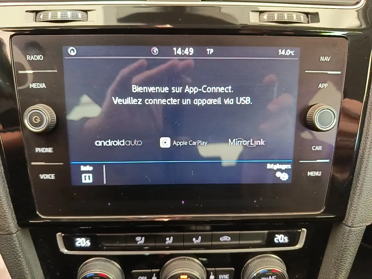 Écran tactile central de la Volkswagen Golf 1.0 TSI 115 BVM6 IQ.DRIVE 2020 avec affichage App-Connect en intérieur noir.
