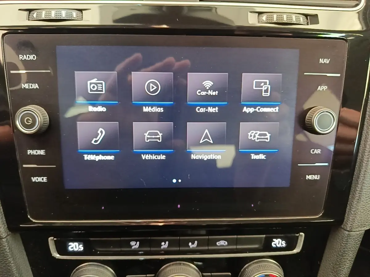 Écran tactile central de la Volkswagen Golf 1.0 TSI 115 bleu, affichant le menu multimédia et navigation.
