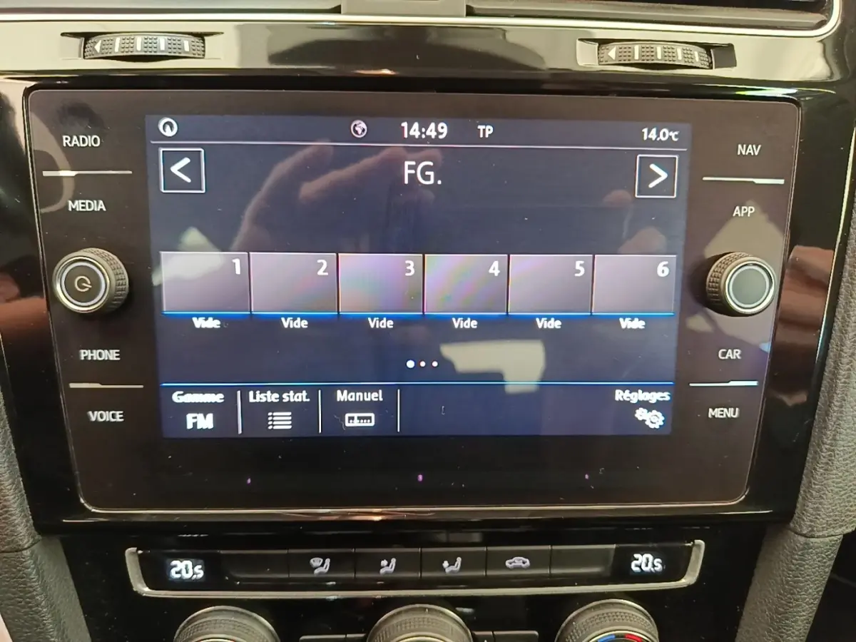 Écran tactile central de la Volkswagen Golf 1.0 TSI 115 BVM6 IQ.DRIVE 2020 avec commandes climatisation et boutons multifonctions.