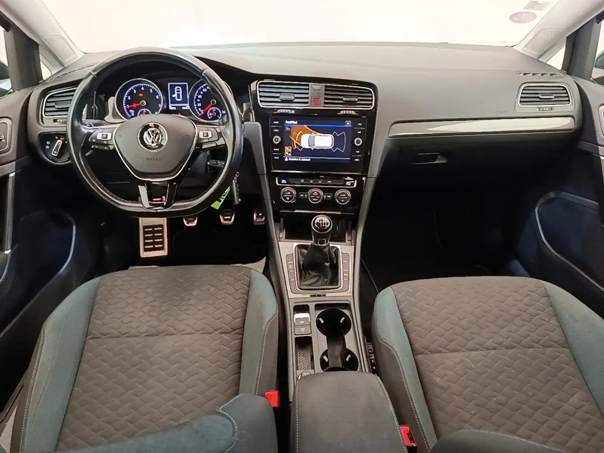 Vue intérieure avant de la Volkswagen Golf 1.0 TSI 115 BVM6 IQ.DRIVE 2020, volant cuir multifonctions et écran tactile central.