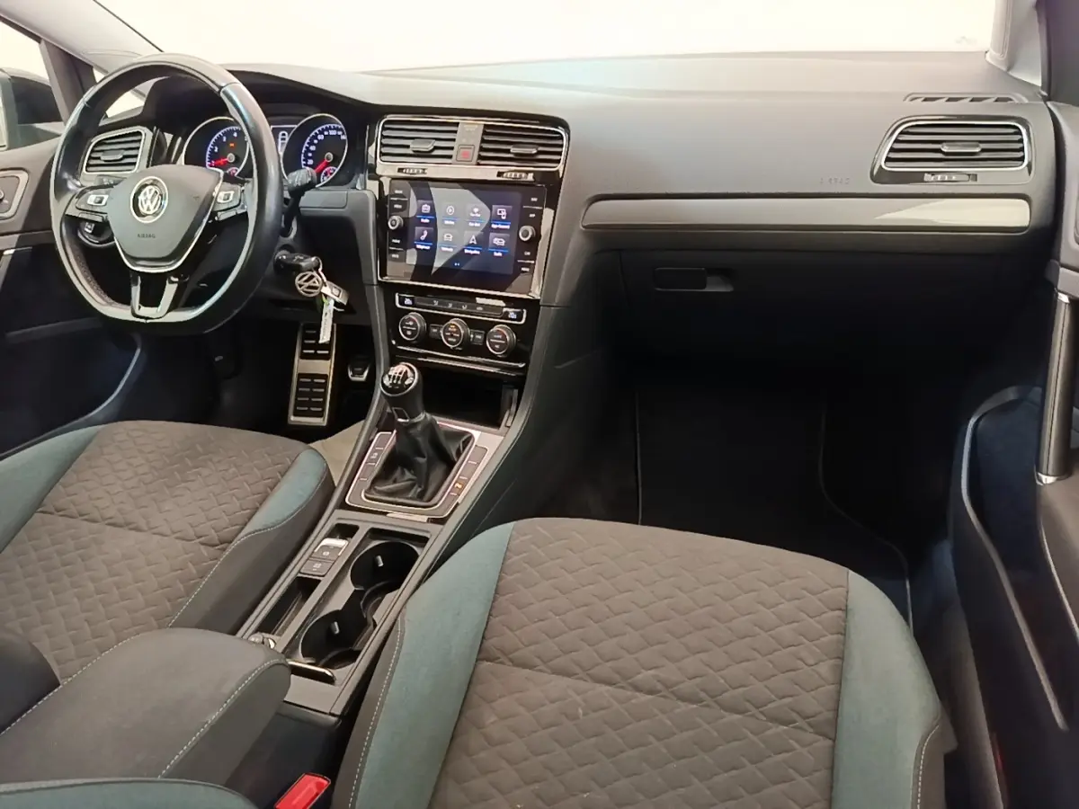 Vue intérieure avant de la Volkswagen Golf 1.0 TSI 115 BVM6 avec volant cuir multifonctions et écran tactile central.