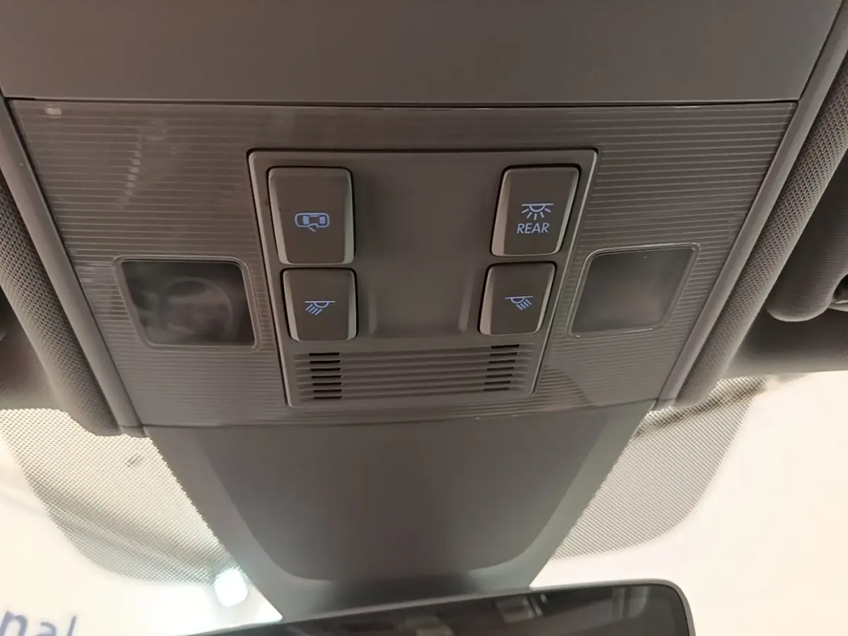 Vue en gros plan du plafonnier intérieur de la Volkswagen Golf bleu 2020 avec commandes d’éclairage et ventilation.