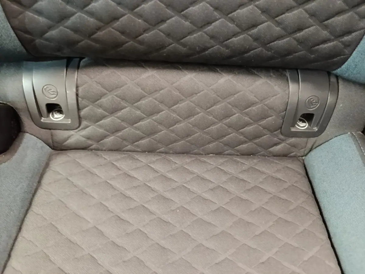 Gros plan sur la banquette arrière en tissu gris à motif losange de la Volkswagen Golf 1.0 TSI 115 BVM6 IQ.DRIVE.