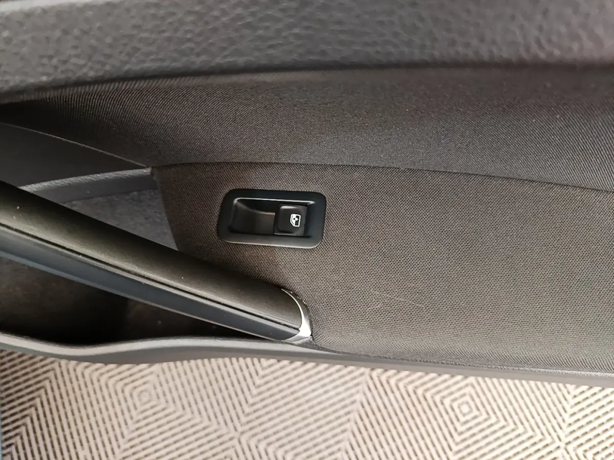 Bouton de verrouillage de porte sur la garniture intérieure noire d'une Volkswagen Golf 2020, vue en gros plan.