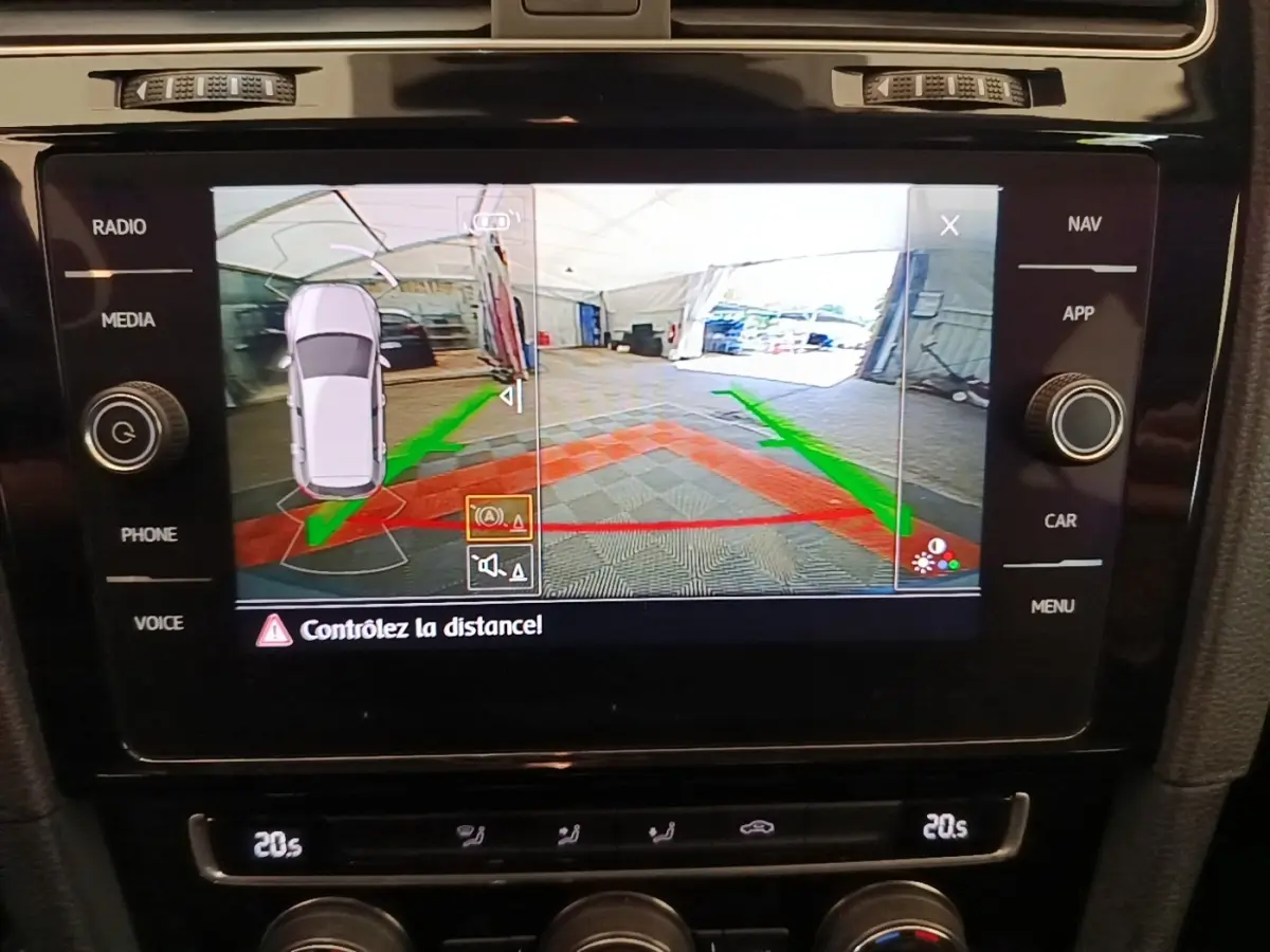 Écran tactile central de la Volkswagen Golf 2020 montrant la caméra de recul avec guidage de trajectoire coloré.