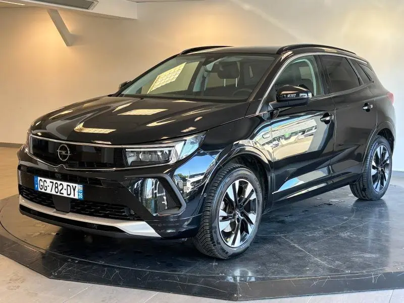 Opel Grandland noir diamant métallisé vu en 3/4 avant droit, avec jantes alu et calandre noire brillante.