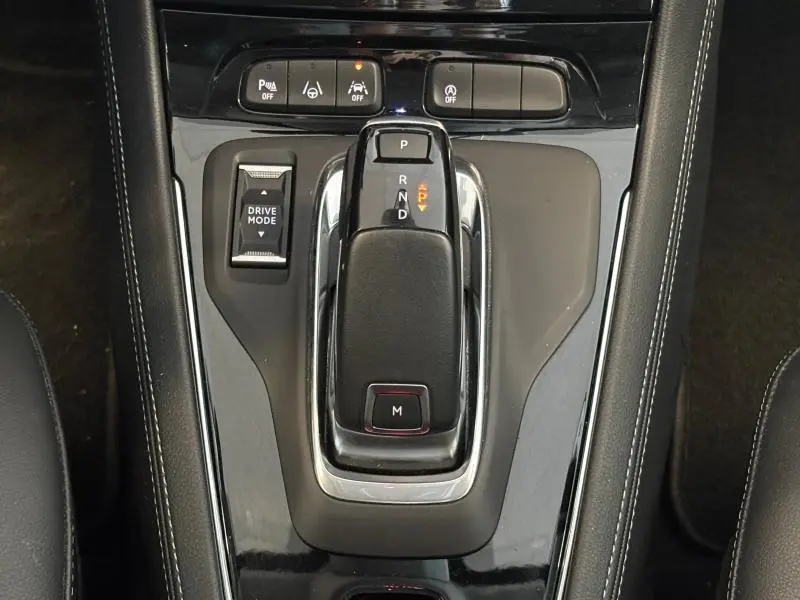 Vue rapprochée de la console centrale noire avec levier de vitesses automatique et commandes de mode de conduite Opel Grandland.