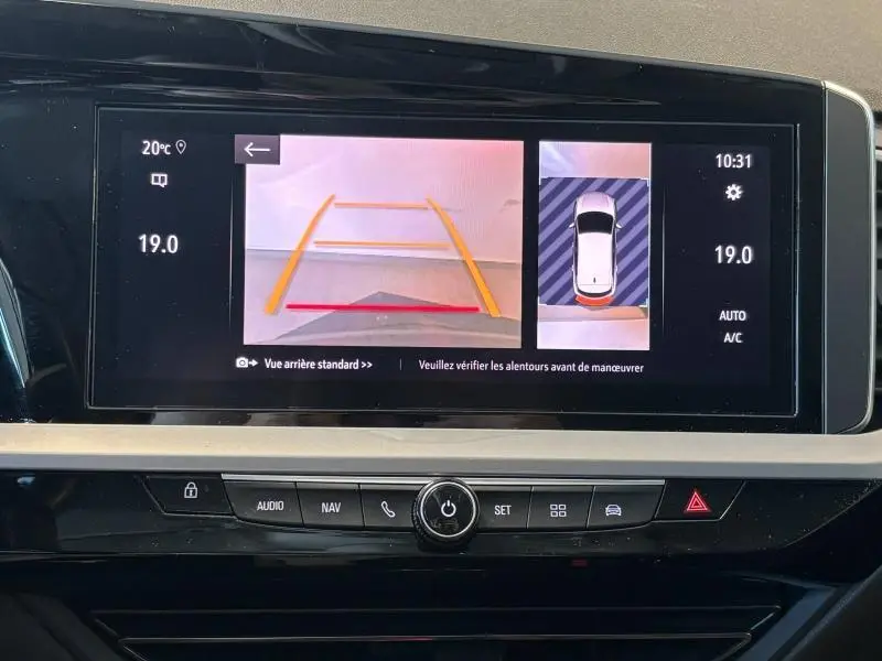 Écran tactile intérieur de l’Opel Grandland 2022 montrant la caméra de recul et la vue panoramique 360°