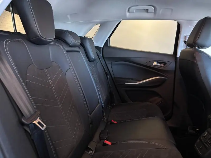 Vue côté droit de la banquette arrière noire en Alcantara et cuir de l'Opel Grandland Ultimate 2022.